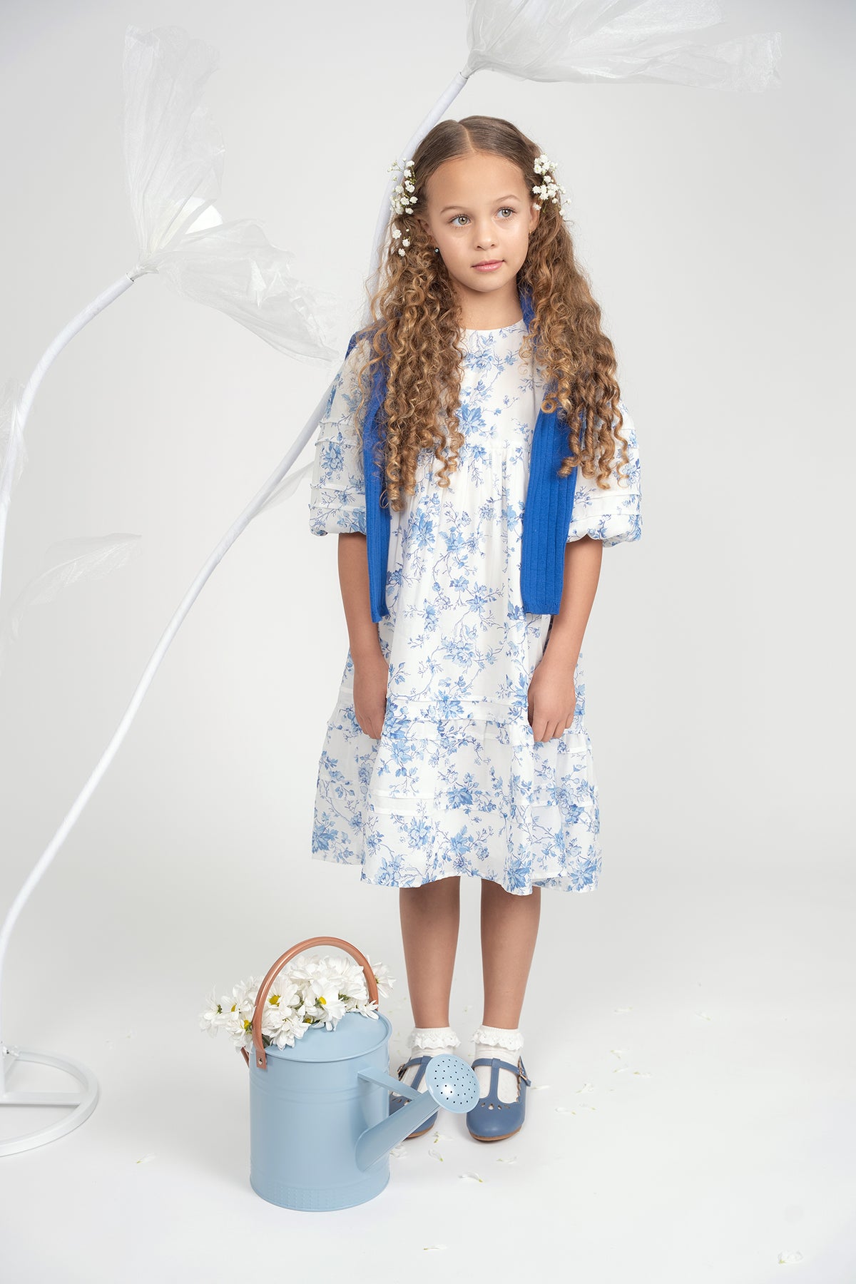 Blue and white floral pleated dress, short sleeves, round neckline, knee length